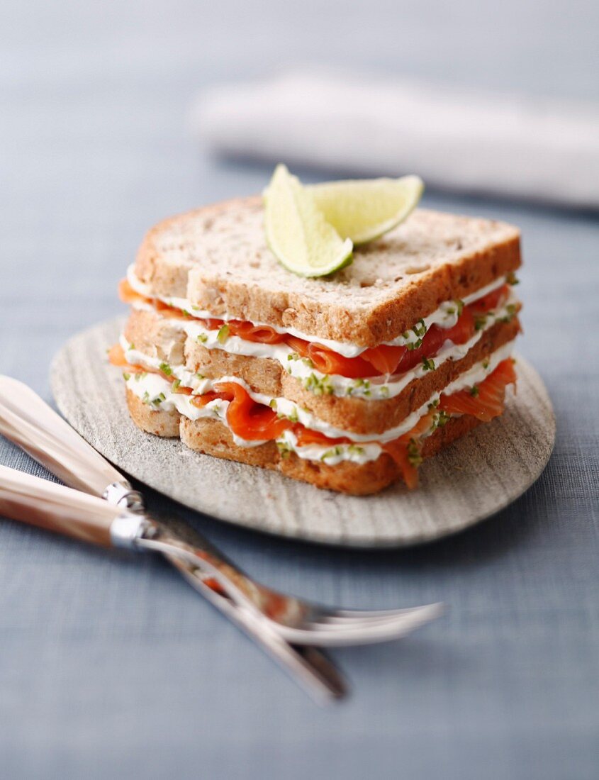 Toastbrot-Sandwich mit Räucherlachs, Frischkäse und Limette