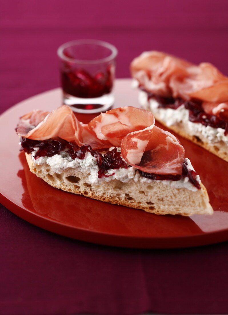 Belegtes Brot mit Roquefortcreme, Coppa Schinken und Zwiebelkonfitüre