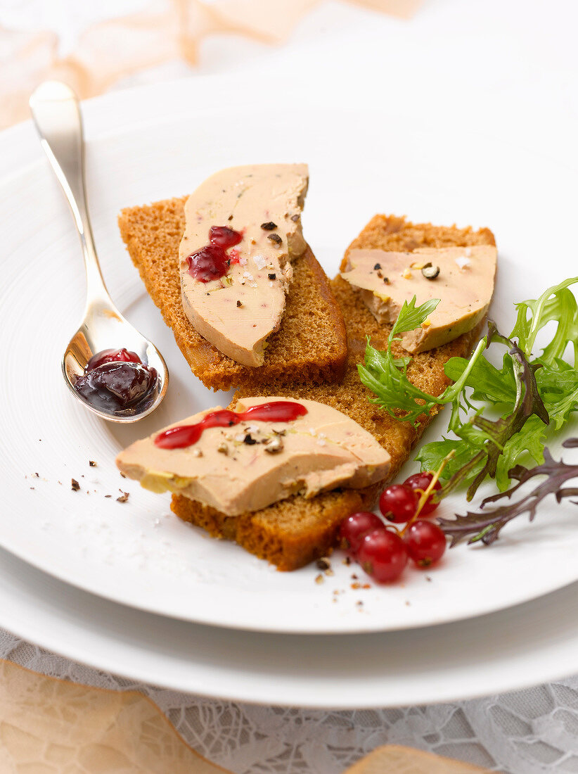 Gingerbread with foie gras and redcurrant sauce