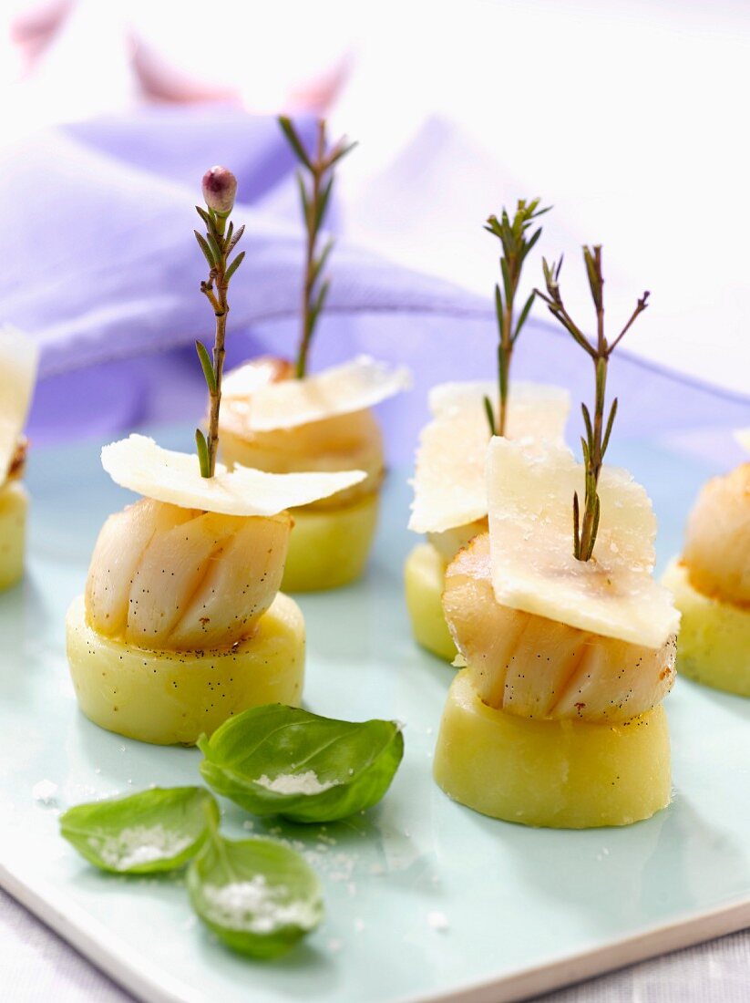 Kleine Häppchen mit Kartoffel, vanillierter Jakobsmuschel, Parmesan und Rosmarin