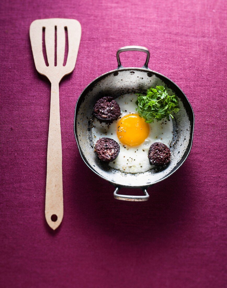 Fried egg with blood sausage