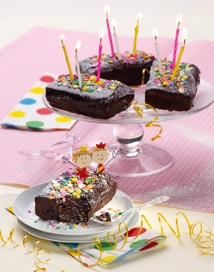 Mehrere Schokoladenkuchen zum Geburtstag