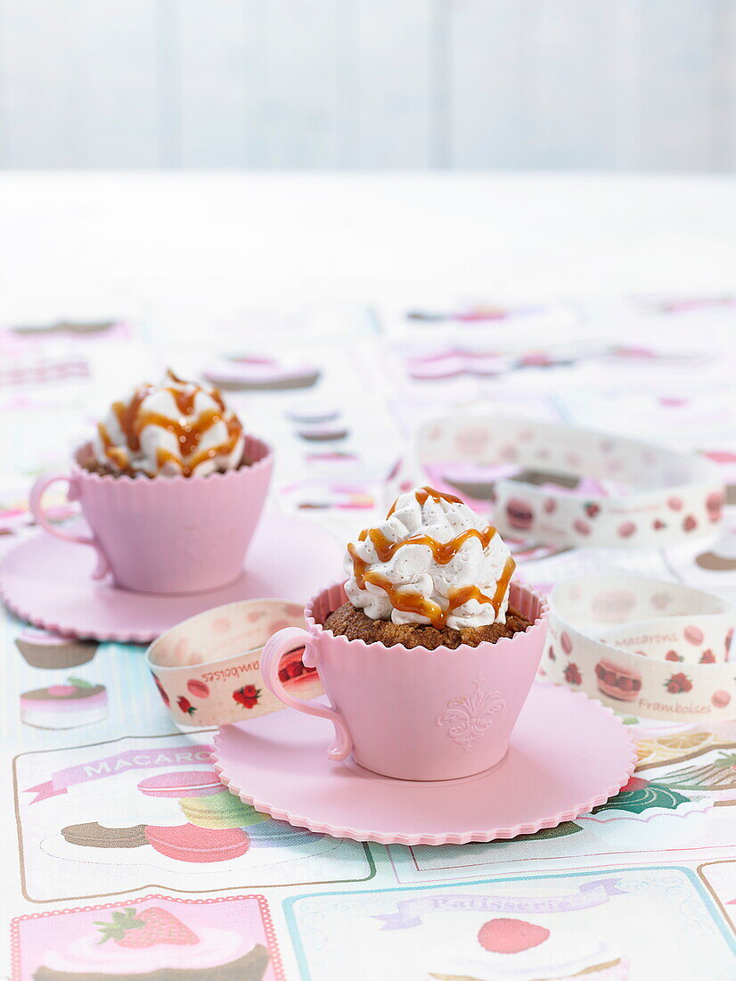 Cupcakes mit Karamell und Vanillesahne