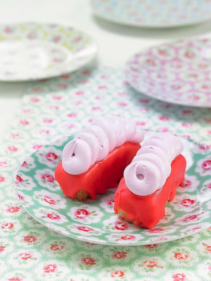 Mini Erdbeer-Veilchen-Plumcakes
