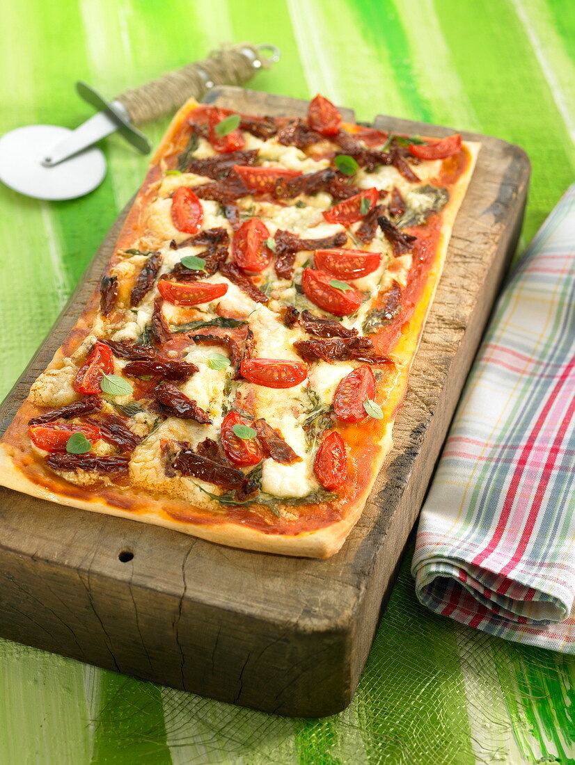 Fresh and sun-dried tomato and cheese pizza