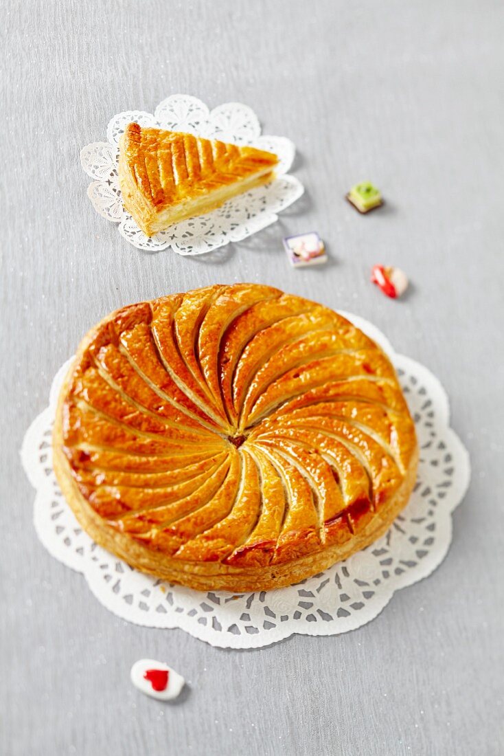 Galette des Rois (Traditioneller Dreikönigskuchen, Frankreich) mit Glücksbringern