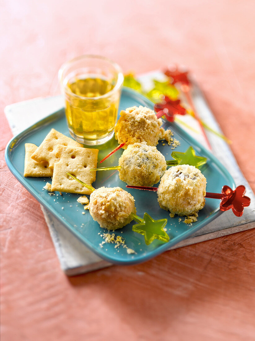 Spicy goat's cheese ball brochettes and Belin crackers