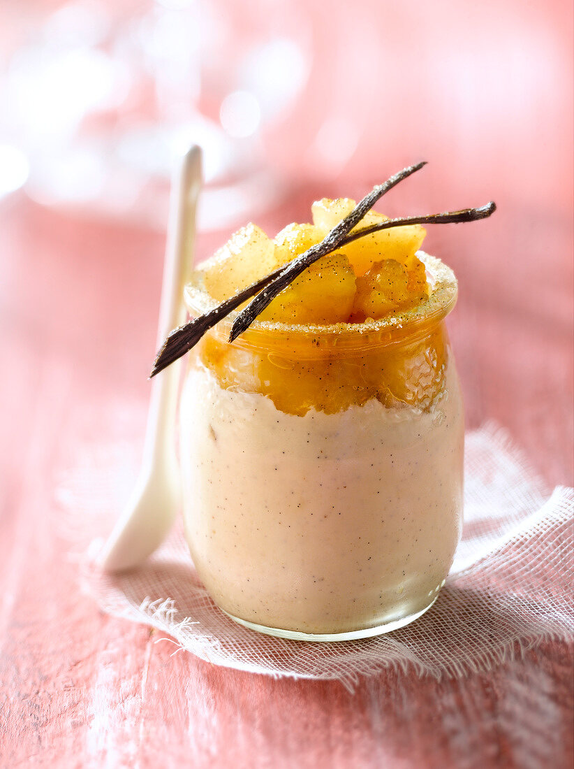 Hausgemachter Joghurt mit Vanillezucker und Kompott aus Bio-Obst