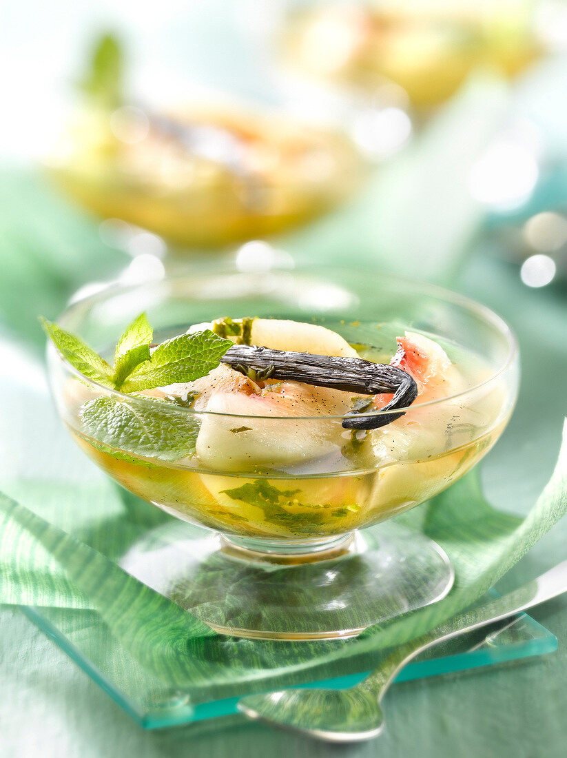 Süsse Suppe von Bio-Pfirsichen mit Vanille und frischer Minze