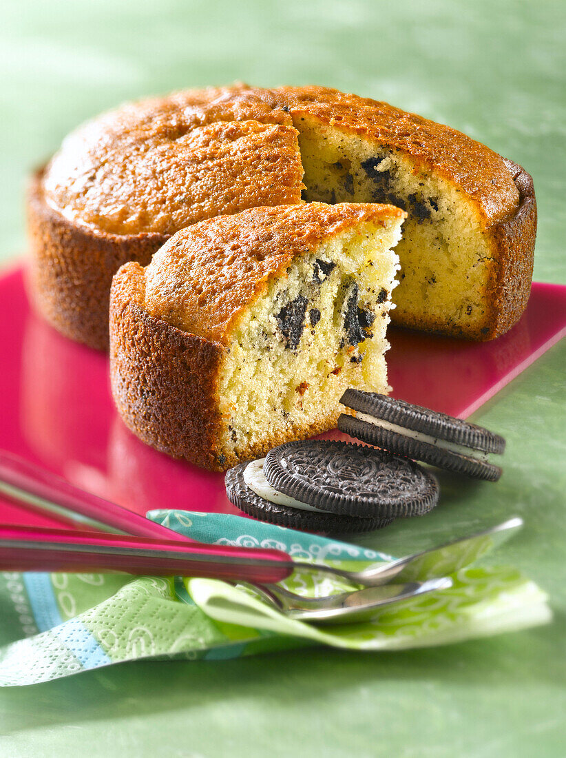 Yoghurt and crushed Oréo biscuit cake