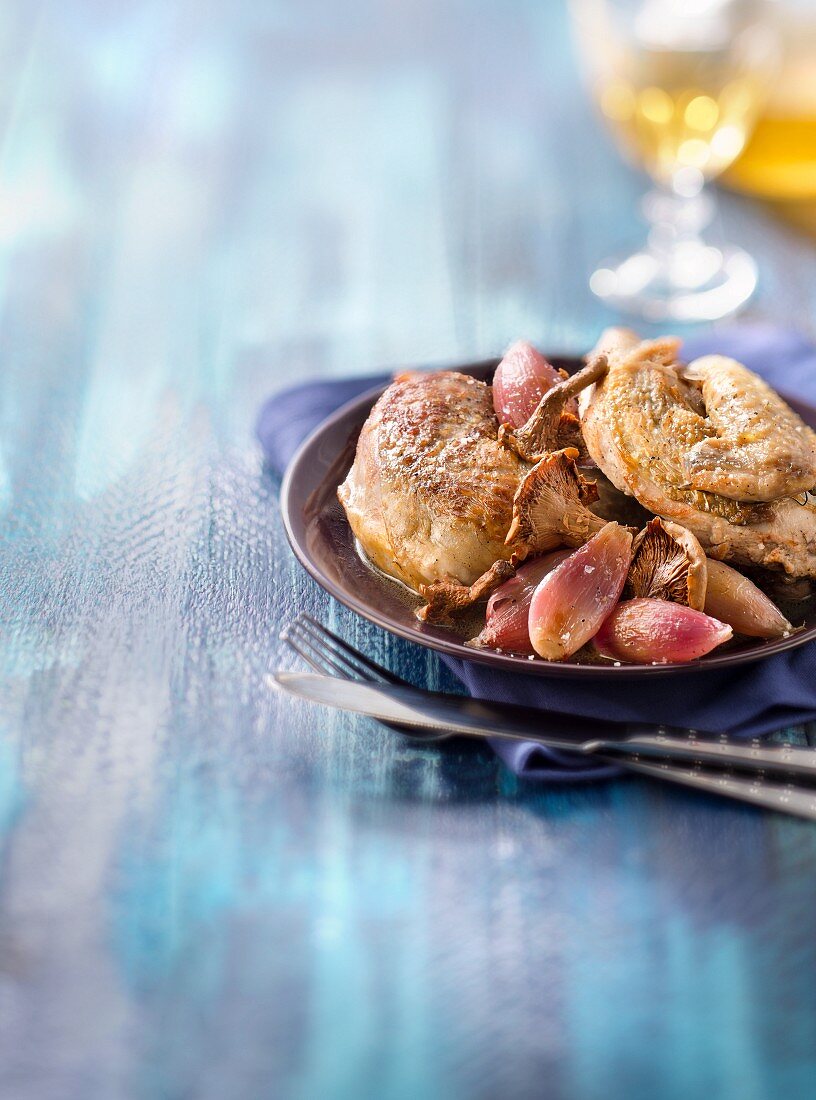 Freiland-Perlhuhn mit Schalotten und Pilzen