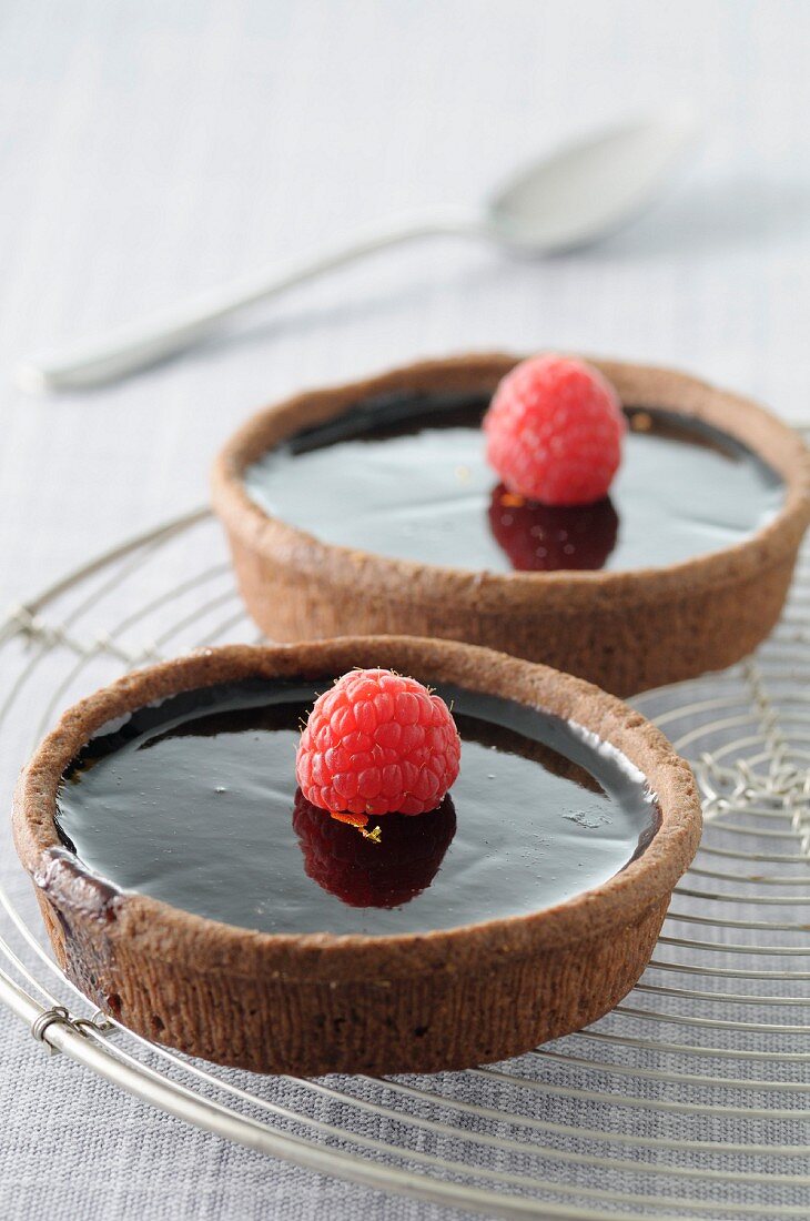 Tartelettes mit dunkler Schokolade und Himbeere