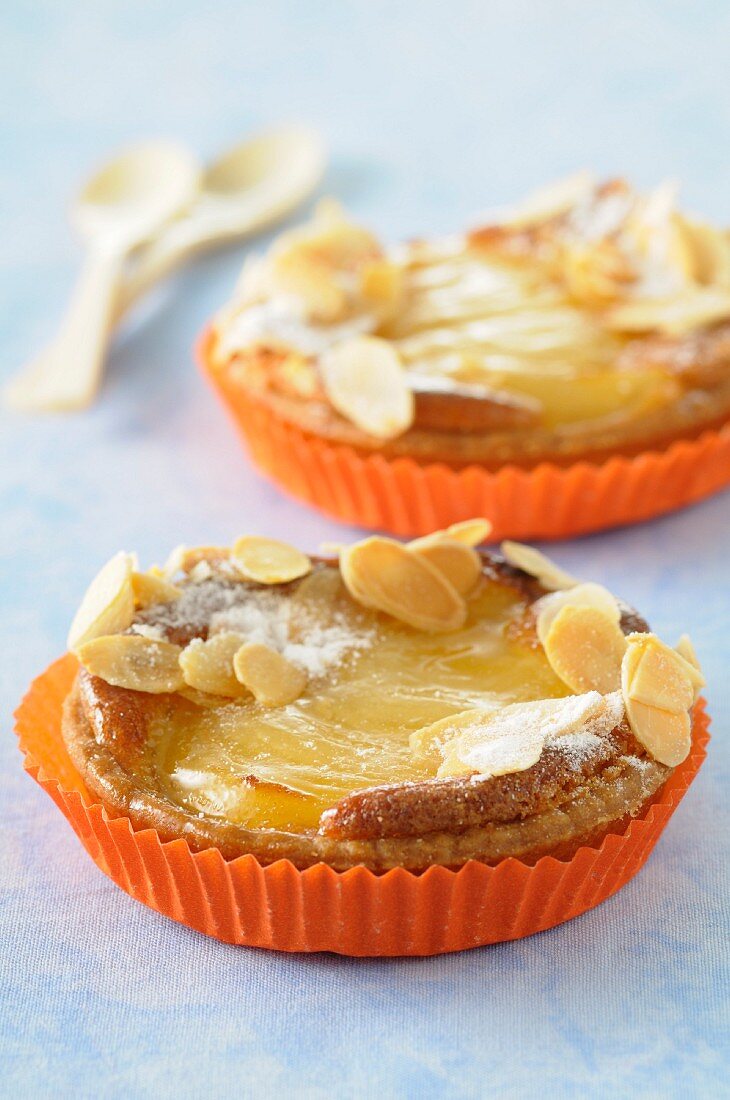 Amandine and pear tartlets