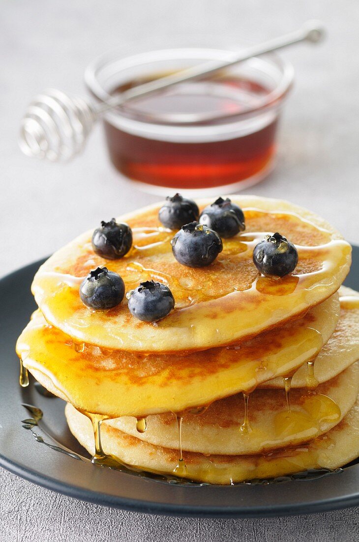 Pancakes mit Honig und Blaubeeren