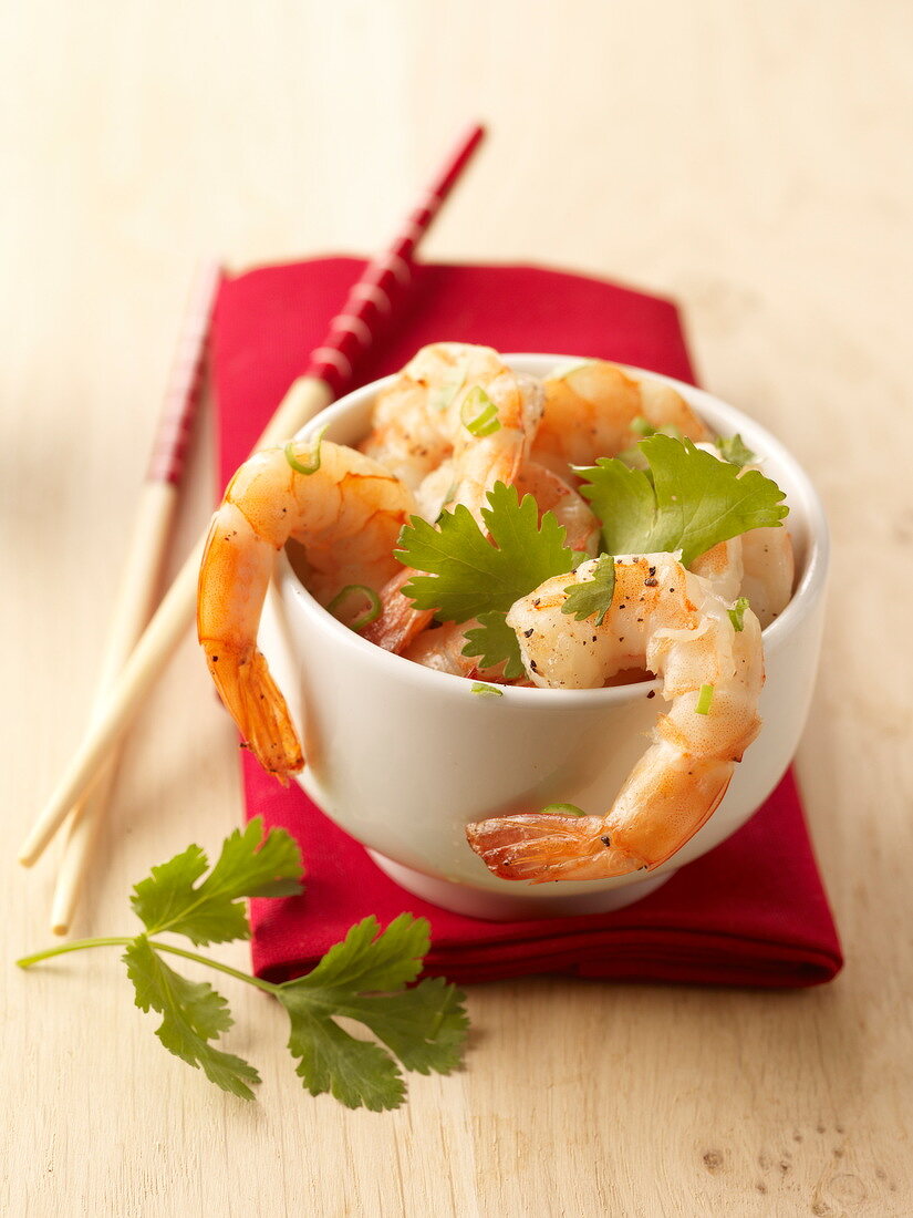 Peeled shrimps with herbs