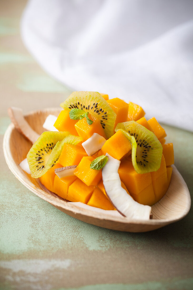 Fruchtsalat mit Mango, Kiwi und Kokosnuss