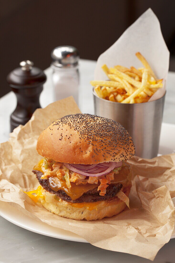 Burger mit Pommes frites