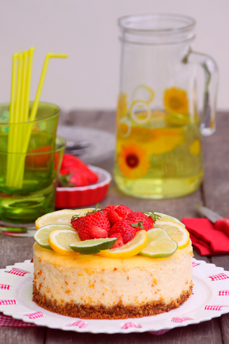 Cheesecake mit Zitrone, Limette und Erdbeeren