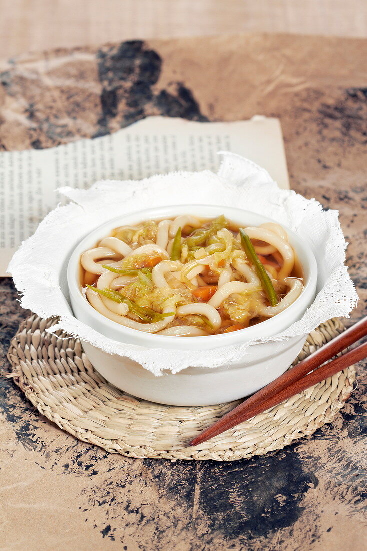 Suppe nach Art Miso, mit Reisnudeln, Kraut, grünen Bohnen und Karotten
