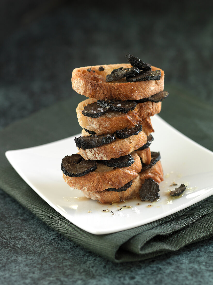 Gourmand truffle toasts