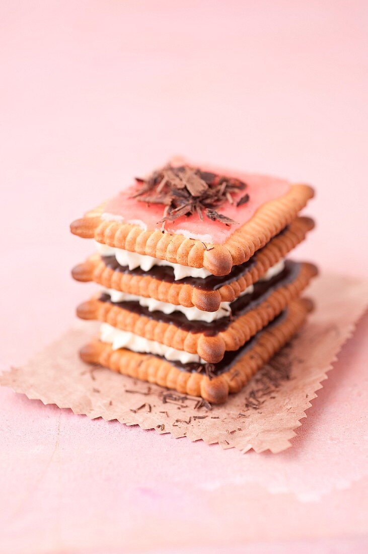 Millefeuille aus Butterkeksen mit Schokolade und Schlagsahne