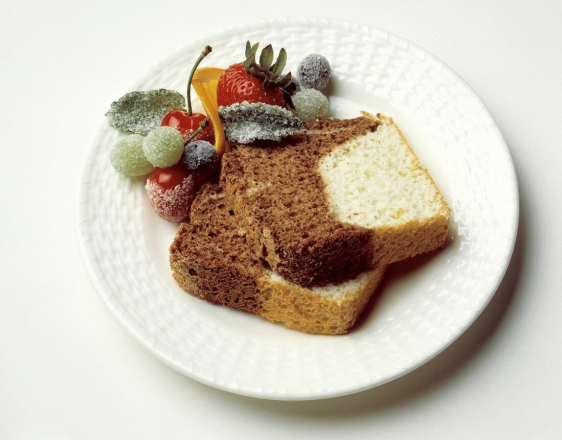 Marmorkuchen (Schokolade-Vanille) mit gezuckertem Obst