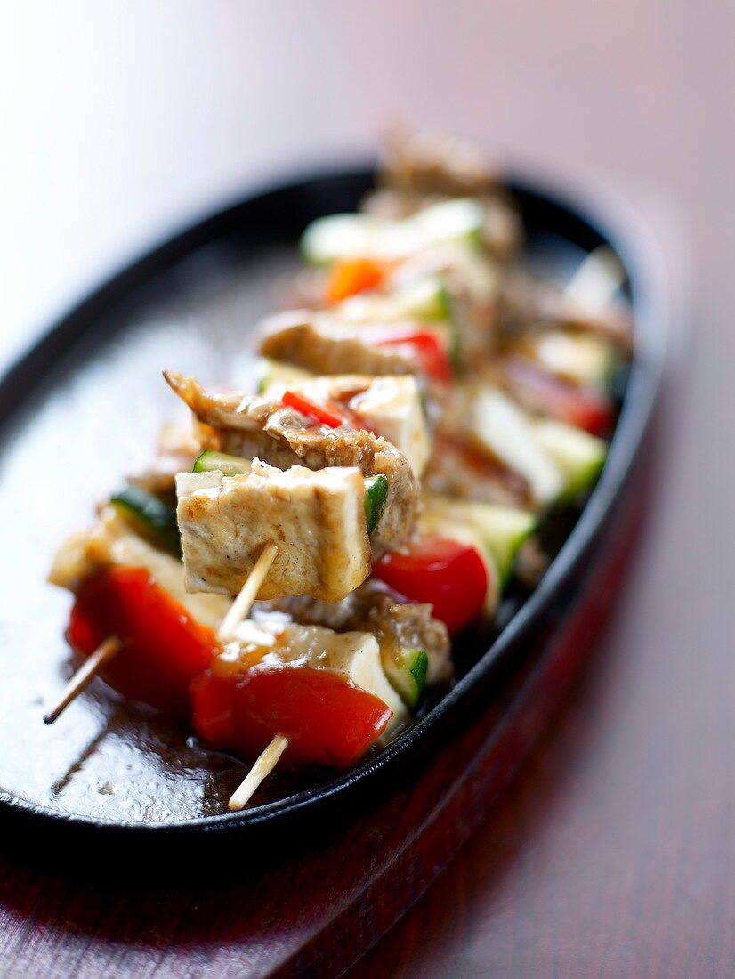 Pan-fried tofu and artichoke heart brochettes with soya sauce