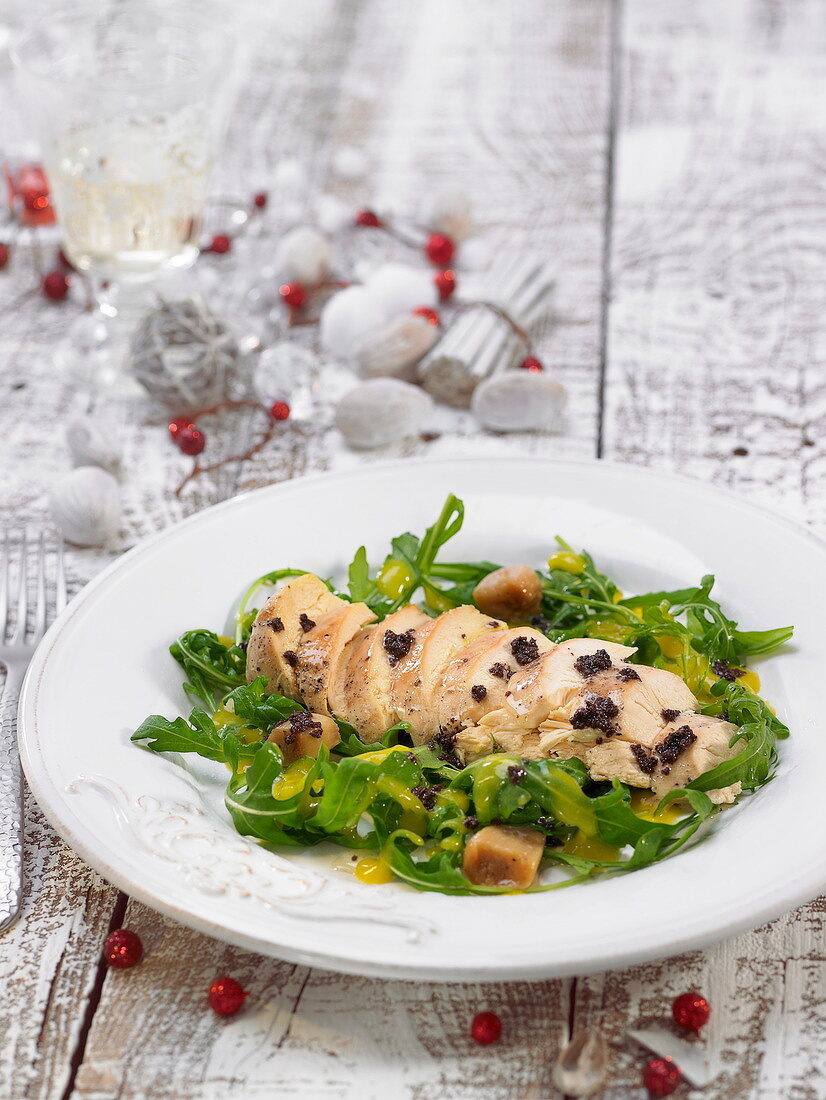 Hähnchenbruststreifen mit Tapenade, Rucolasalat mit Pilzen und Mangovinaigrette