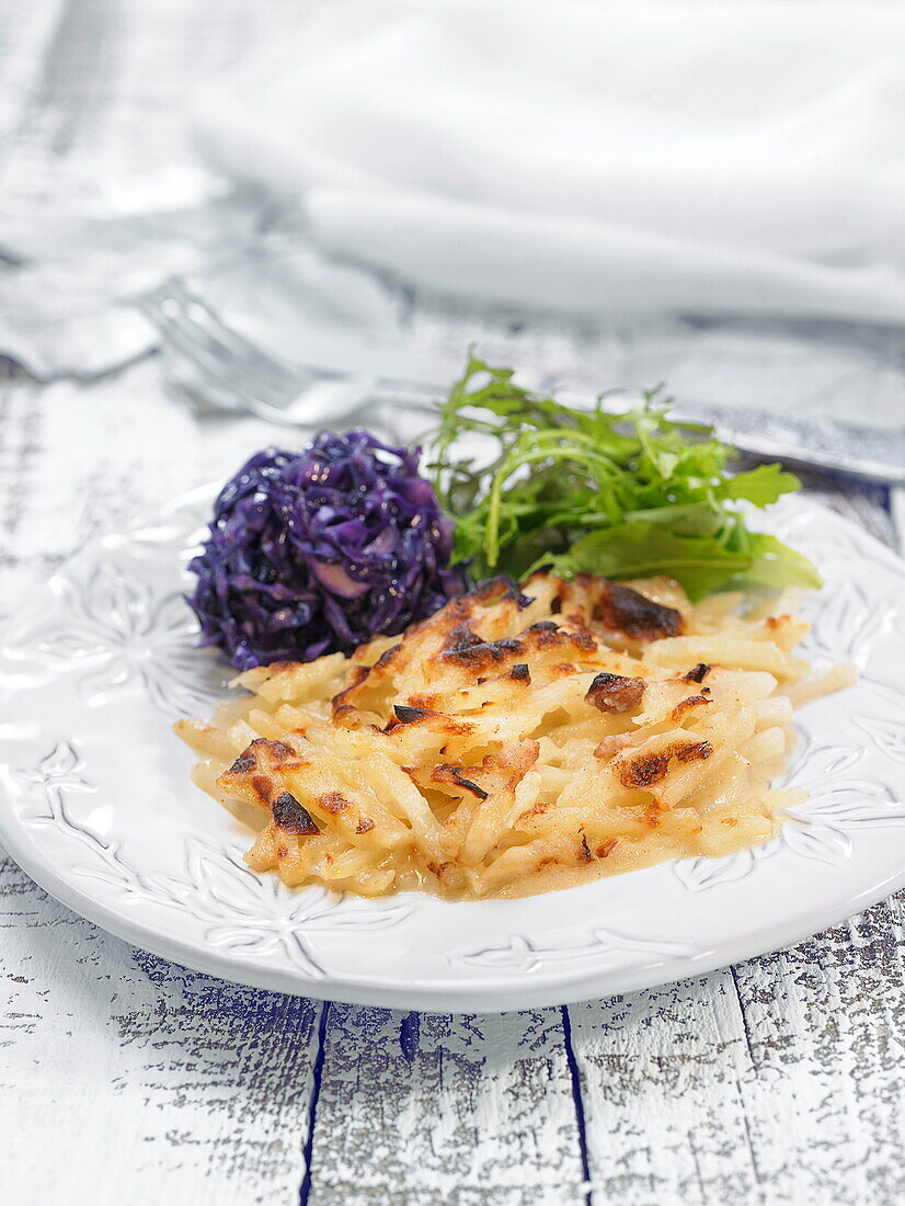 Potato gratin with red cabbage and rocket lettuce