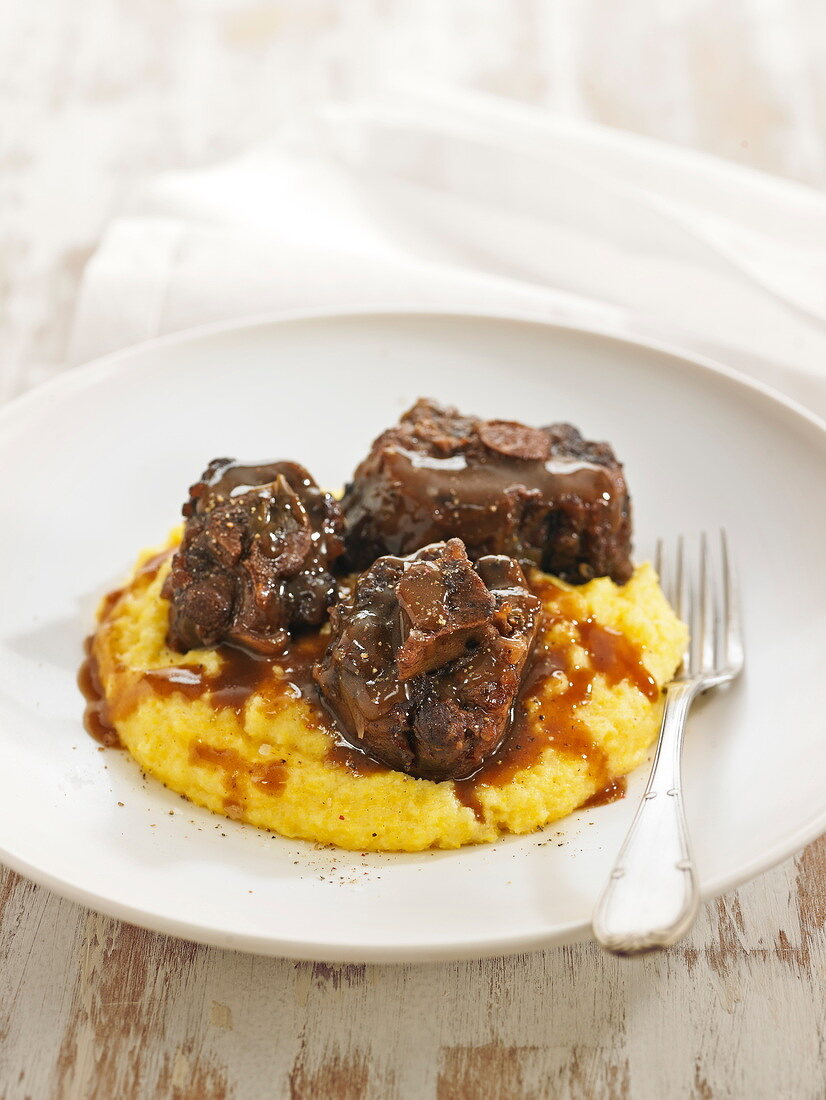 Geschmorter Ochsenschwanz mit Polenta