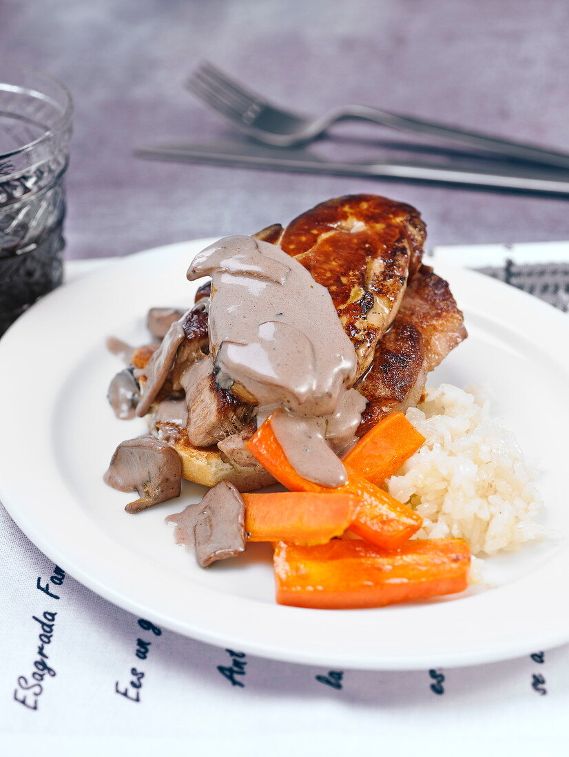 Pan-fried foie gras steaks with creamy mushroom sauce