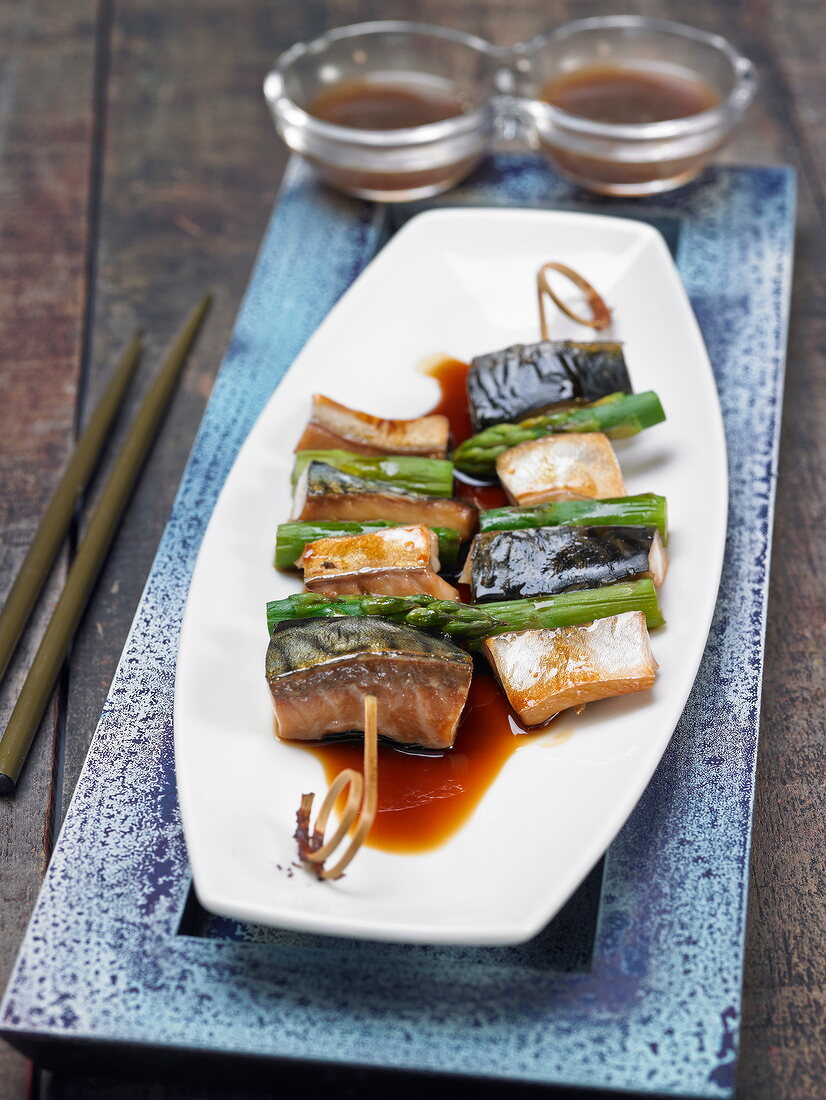 Mackerel and green asparagus brochettes, teriyaki sauce