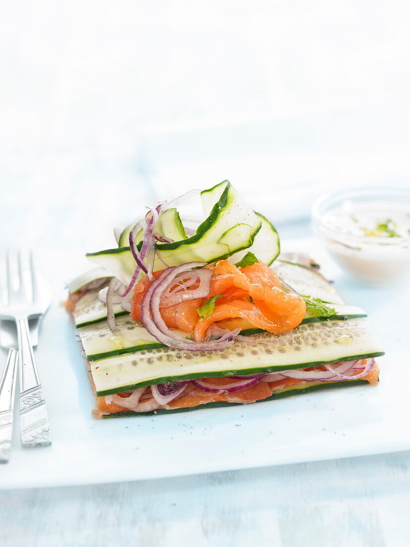 Millefeuille mit Gurke und Räucherlachs