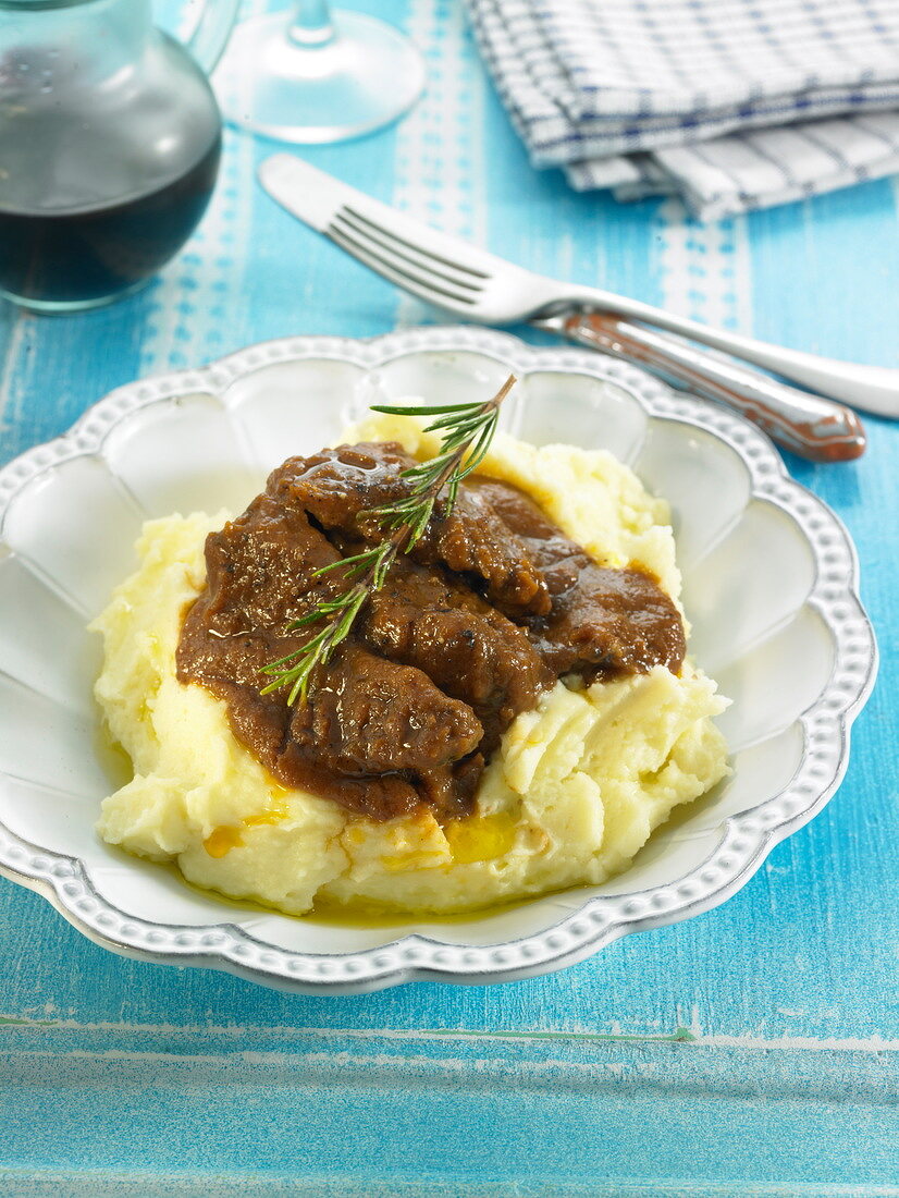 Geschmortes Kalbfleisch auf Kartoffelpüree