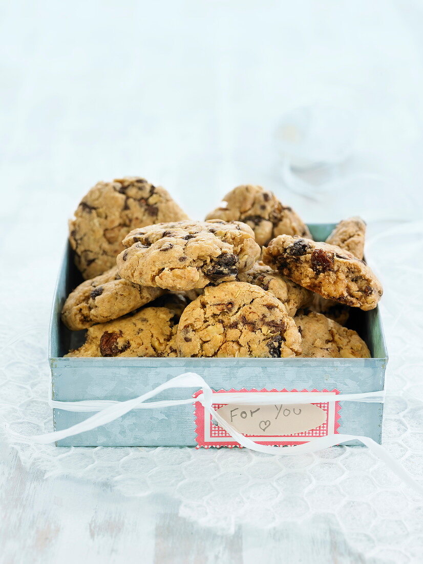 Cookies mit Rosinen, Walnüssen und Chocolate Chips in einer Metalldose