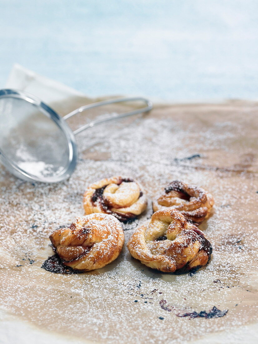 Hefegebäck mit Brombeermarmelade