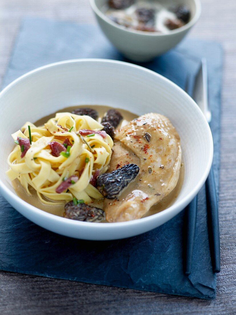 Chicken in creamy morel sauce, tagliatelles with diced bacon