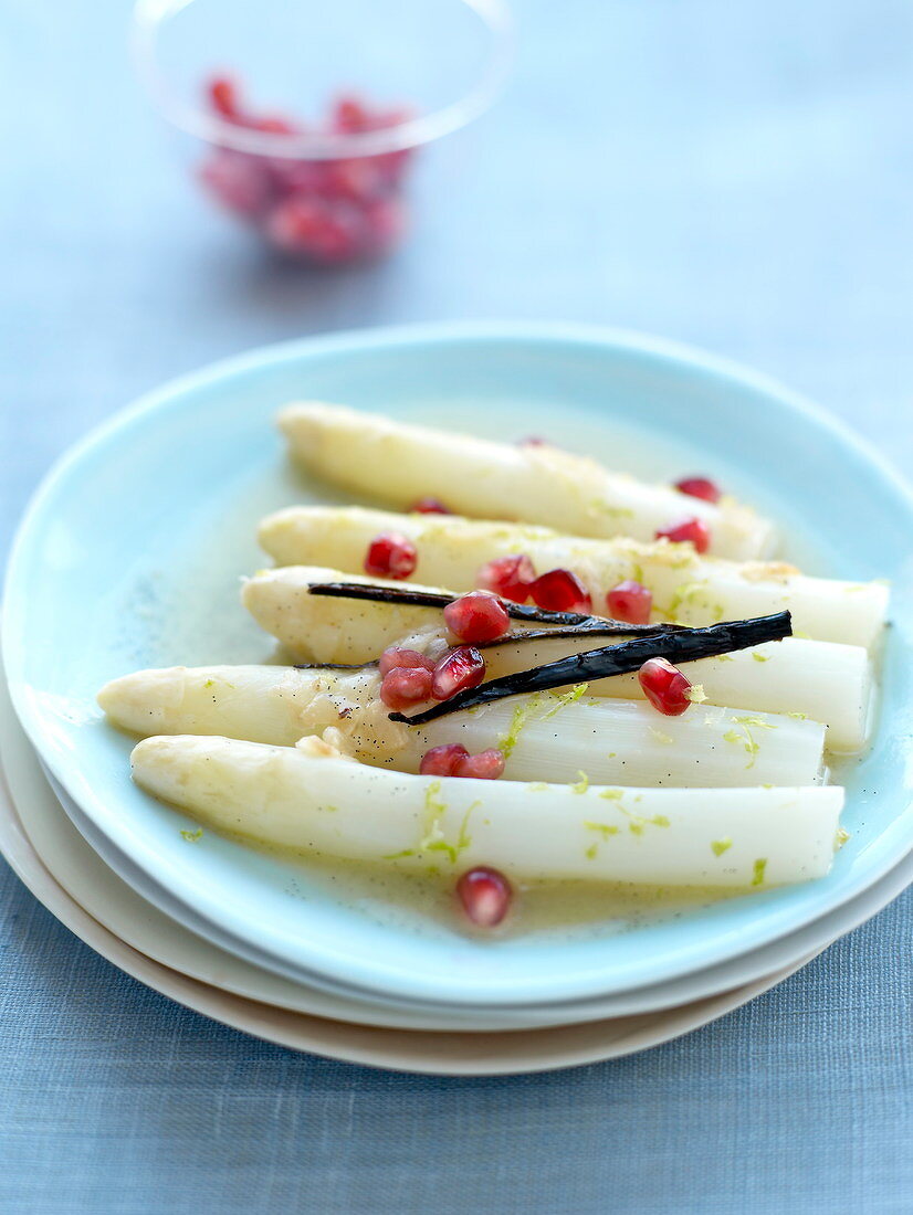 Gedämpfter Vanille-Spargel mit Granatapfelkernen und Limettenzesten