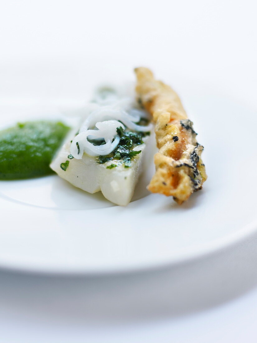 Barbel with chopped parsley,pureed zucchinis and tea-flavored zucchini flower fritter