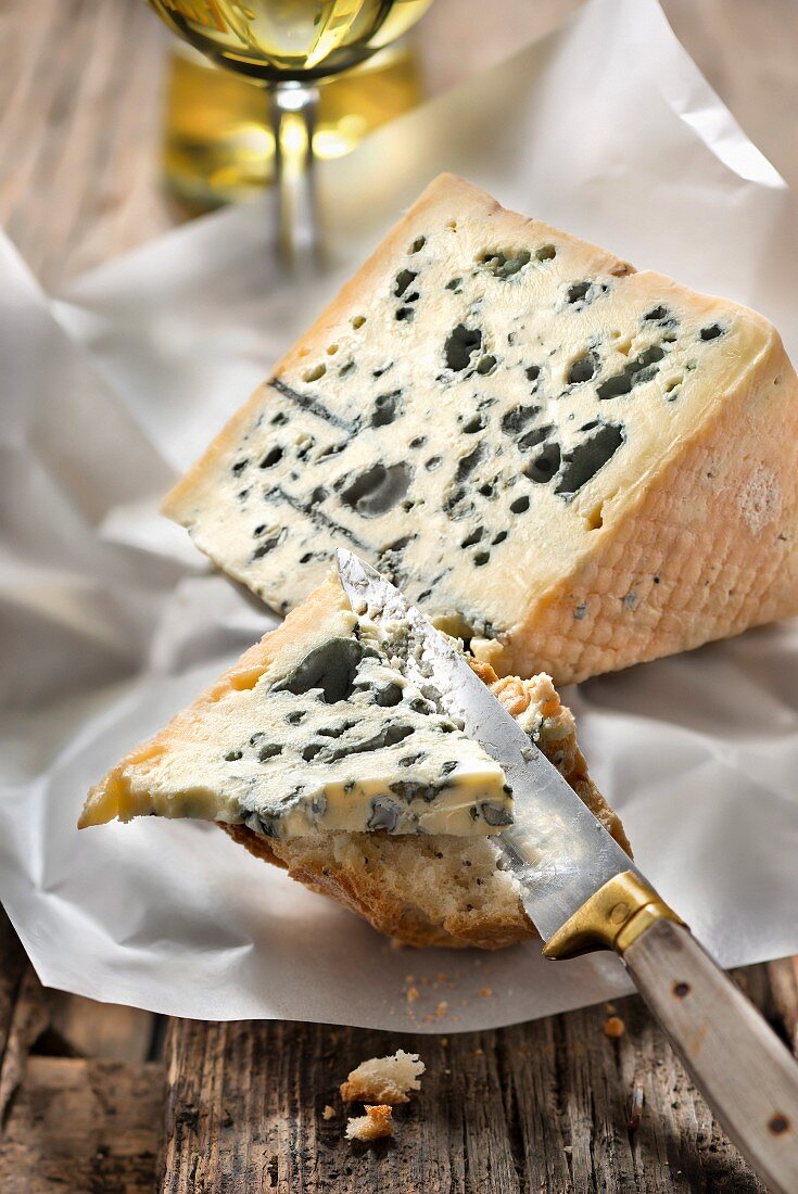 Bleu d’Auvergne (Blauschimmelkäse) auf Brot
