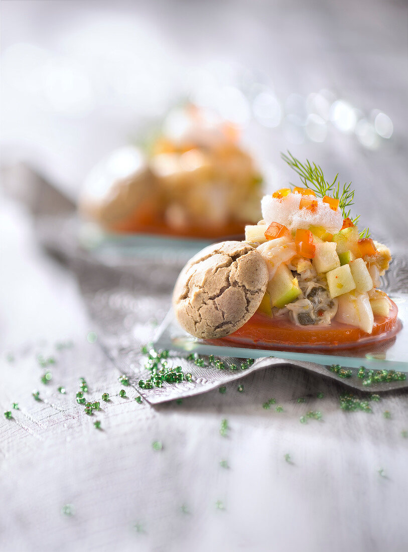 Tatar von Austern und Jakobsmuschel mit Apfel und Apfelwein-Espelette-Gelee auf Buchweizenpläztchen