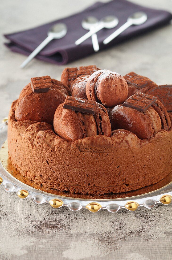 Schokoladenkuchen mit Macarons