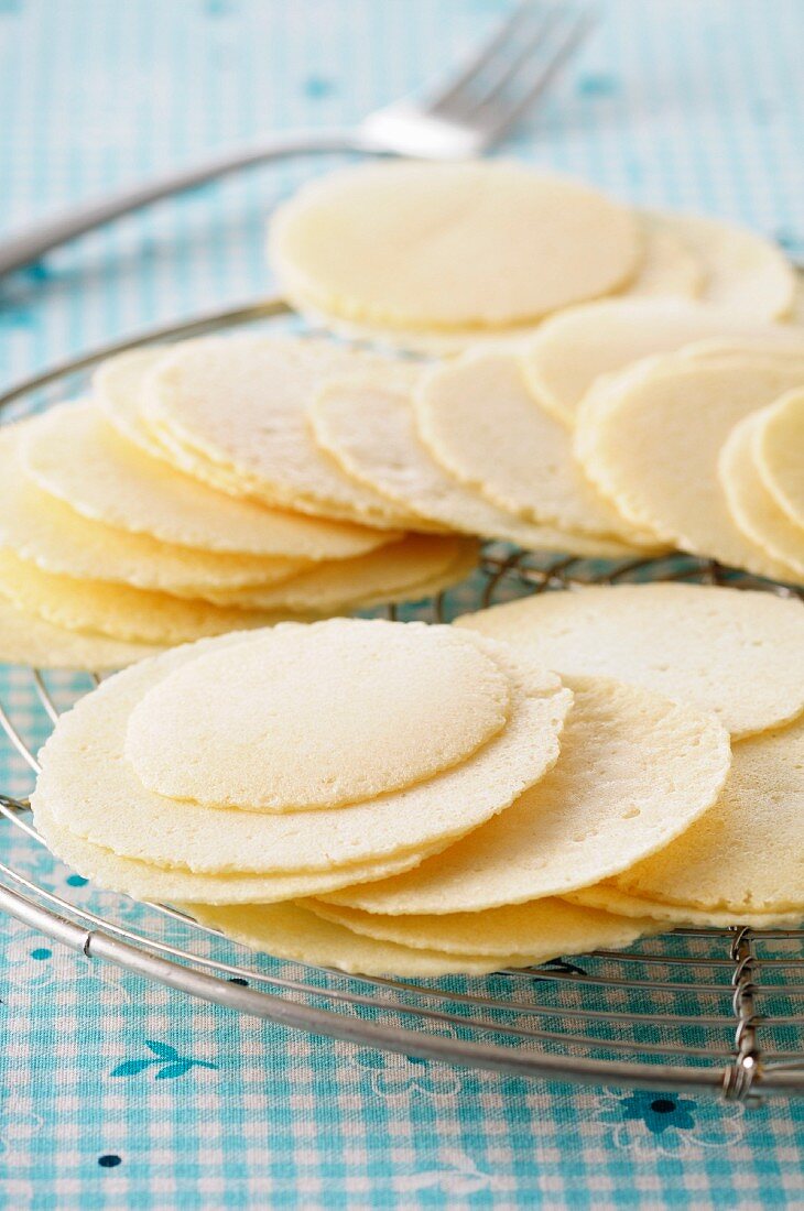 Hauchdünne Plätzchen aus gemahlenen Mandeln