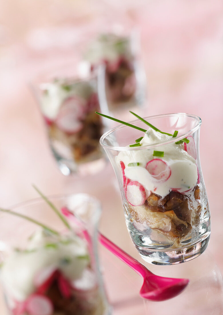 Kalbfleisch mit Sahnemeerrettich und Radieschen im Glas