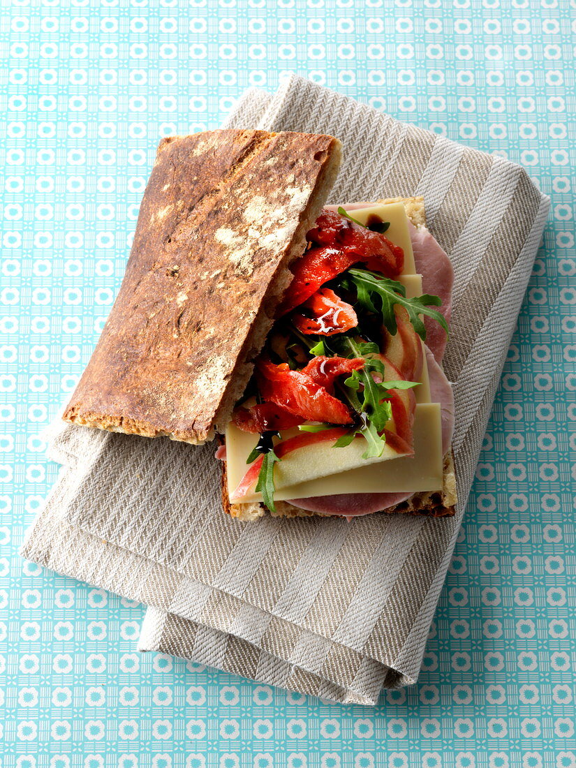 Sandwich mit Schinken, Käse, getrockneten Tomaten und Apfel