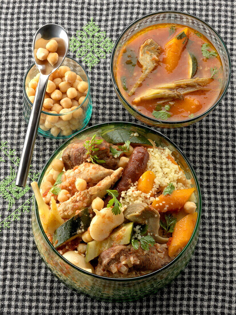 Traditionelles Couscous mit Gemüse, Fleisch und Würstchen