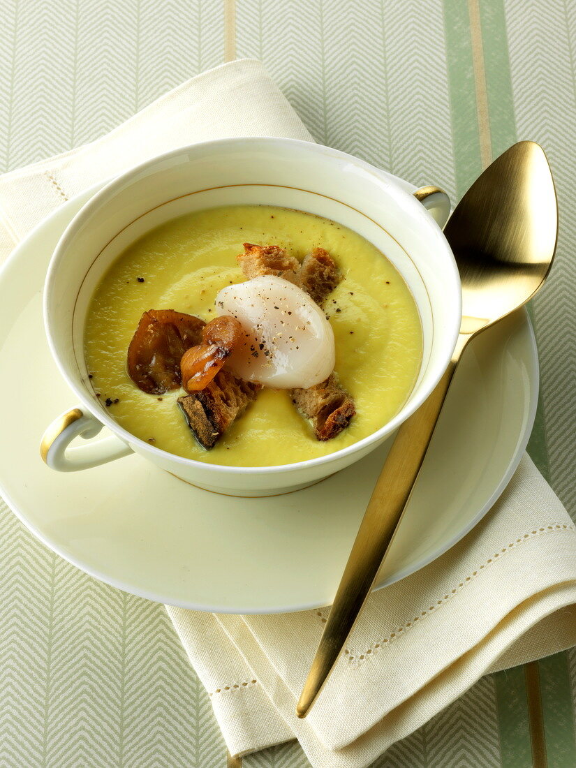 Cremige Suppe mit Jakobsmuschel und Kastanien