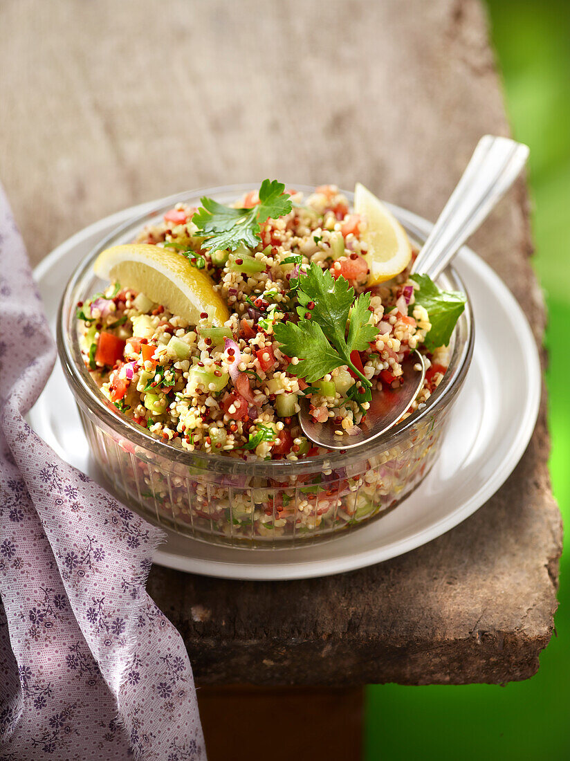 Quinoa-Taboule mit Gurken, Tomaten, roten Zwiebeln, Zitrone und Petersilie