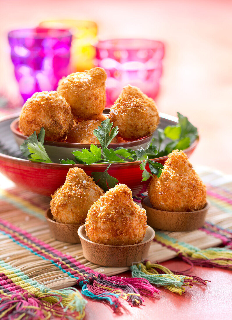 Coxinhas (Frittierte Hähnchenbällchen im Teigmantel, Brasilien)