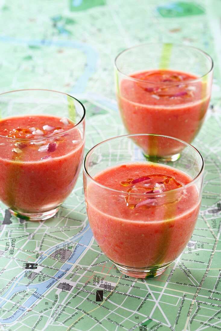 Gazpacho mit Tomaten, Wassermelone, Gurke und roten Zwiebeln